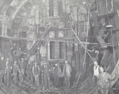 Tunel Blackwall: grupa robotników stoi w śluzie, 1894 autorstwa English Photographer
