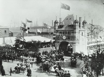 Tunel Blackwall: przez wejście przejeżdżają bryczki konne, uroczyste otwarcie tunelu, 1897 autorstwa English Photographer