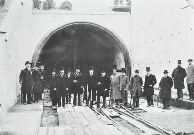 Tunel Blackwall: inspekcja części podwodnej przez dygnitarzy, 1895 autorstwa English Photographer