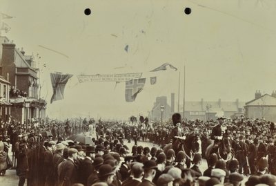 Tunel Blackwall: widowisko jako książę Walii, późniejszy król Edward VII i księżniczka Aleksandria uczestniczą w uroczystym otwarciu tunelu, 1897 autorstwa English Photographer