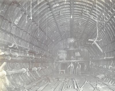 Tunel Blackwall: dwóch mężczyzn stoi w śluzie, 1894 autorstwa English Photographer