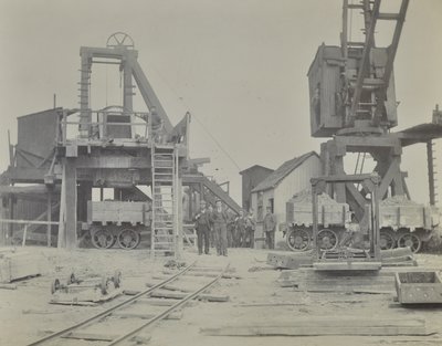 Tunel Blackwall: szyb i robotnicy podczas budowy tunelu, 1893 autorstwa English Photographer