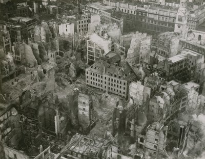 Zdjęcie uszkodzenia bomby ze szczytu katedry św. Pawła autorstwa English Photographer