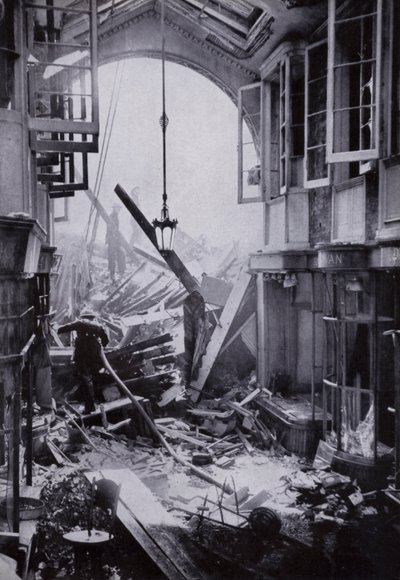 Uszkodzenie bomby w Burlington Arcade, Piccadilly, Londyn autorstwa English Photographer
