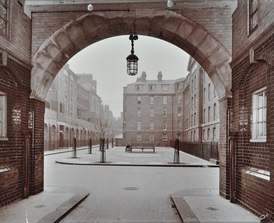Bourne Estate: Kirkeby Buildings, Londyn autorstwa English Photographer
