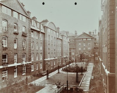 Bourne Estate: formalny ogród na dziedzińcu, Londyn autorstwa English Photographer
