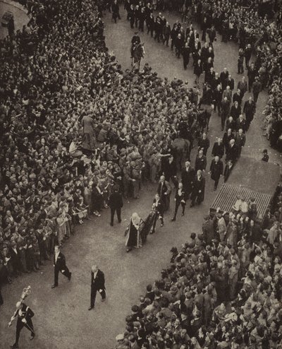 Brytyjski premier Winston Churchill i jego gabinet w drodze do kościoła św. Małgorzaty w Westminster na nabożeństwo dziękczynne za wybawienie od groźby inwazji nazistowskich Niemiec, 8 maja 1945 r. (zdjęcie czarno-białe) autorstwa English Photographer