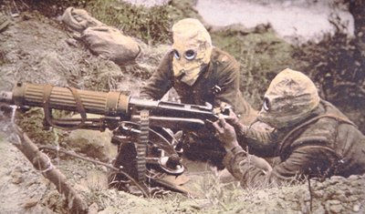 Brytyjska załoga karabinu maszynowego Vickers na Some, nosząca hełmy jako ochrona przed niemieckim fosgenem autorstwa English Photographer