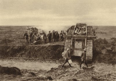 Brytyjska eskadra czołgów przechodząca przez pozycje artylerii w Graincourt w drodze do ataku na Las Bourlon, bitwa pod Cambrai, Francja, I wojna światowa, listopad 1917 (zdjęcie czarno-białe) autorstwa English Photographer