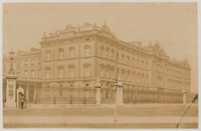Pałac Buckingham, 1876 r. autorstwa English Photographer
