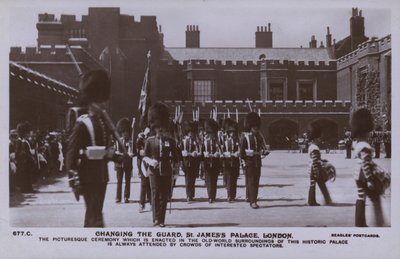Zmiana warty, St James’s Palace, Londyn (zdjęcie czarno-białe) autorstwa English Photographer