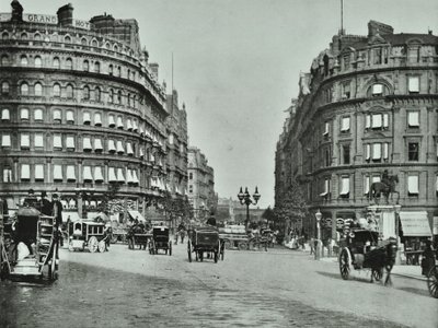 Charing Cross, Westminster LB: Northumberland Avenue od Trafalgar Square i Charing Cross, 1890 autorstwa English Photographer