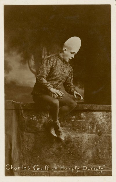 Charles Goff jako Humpty Dumpty (zdjęcie czarno-białe) autorstwa English Photographer