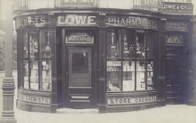 Charles Lowe & Co Drug Store, Newbury, Berkshire (zdjęcie czarno-białe) autorstwa English Photographer