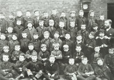 Chaucer Street School: grupa chłopców, 1895 autorstwa English Photographer
