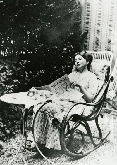 Christabel Pankhurst (1881-1969) czyta kopię Sufrażystki ok. 1905-14 autorstwa English Photographer