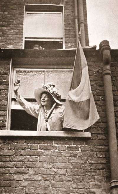 Christabel Pankhurst macha do głodujących z domu z widokiem na więzienie Holloway. autorstwa English Photographer