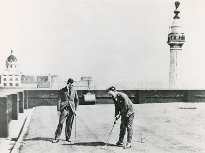 Miejscy golfiści oglądani z pomnika autorstwa English Photographer