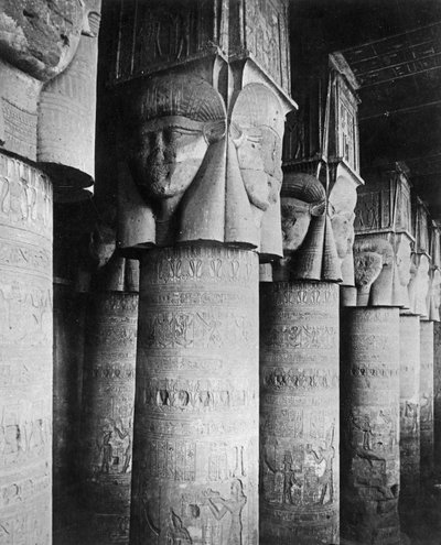 Kolumny w świątyni Hathor, ok. 1904-05 autorstwa English Photographer