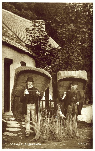 Rybacy z Coracle (zdjęcie czarno-białe) autorstwa English Photographer