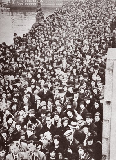 Tłumy oczekujące na wejście do Westminster Hall, podczas ceremonii oddania honorów Jerzemu V, 1936 r. autorstwa English Photographer