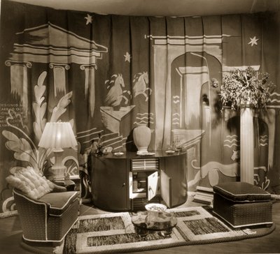 Dekoracyjne stoisko handlowe w Dorland Hall z wiszącym materiałem tekstylnym, lata 40. autorstwa English Photographer