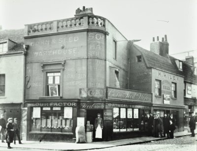 Deptford Broadway: scena uliczna z witrynami sklepowymi, Londyn, 1897 autorstwa English Photographer