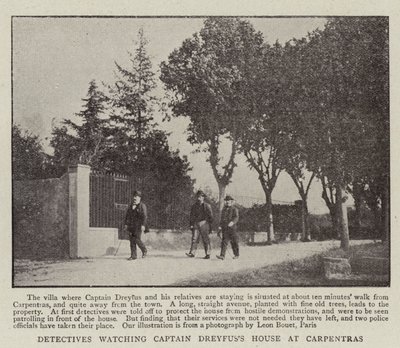 Detektywi obserwujący Dom Kapitana Dreyfussa w Carpentras autorstwa English Photographer