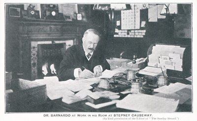 Dr Barnardo w pracy w swoim pokoju na Stepney Causeway autorstwa English Photographer