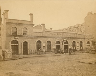 Stacja Earls Count – wejście do Earls Court Road; zdjęcie wykonane przez C Lathama w 1878 r. autorstwa English Photographer