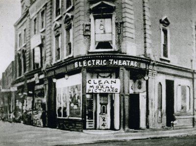 Wczesne kino Flea-Pit, Nelson Electric Theatre na Old Kent Road, pokazujące czyste moralne obrazy autorstwa English Photographer