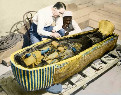 Egipt-1922: angielski archeolog Howard Carter (1873-1939) i egipski asystent badający sarkofag króla Tutenchamona. autorstwa English Photographer