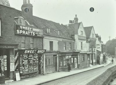 Eltham High Street: widok na zachód od kościoła św. Jana autorstwa English Photographer