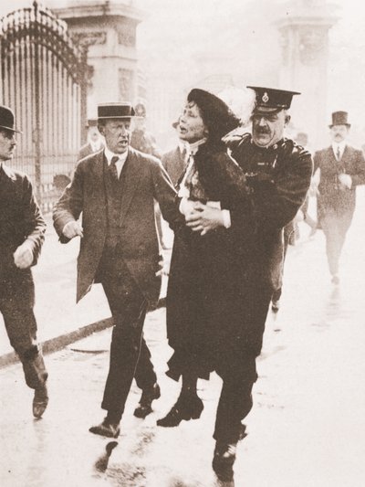 Aresztowanie Emmeline Pankhurst przed Pałacem Buckingham podczas próby skierowania petycji do króla, 21 maja 1914 (zdjęcie w sepii) autorstwa English Photographer