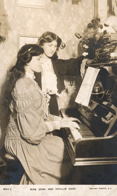 Angielskie aktorki i piosenkarki, Zena Dare i jej siostra Phyllis Dare (zdjęcie czarno-białe) autorstwa English Photographer