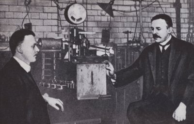 Ernest Rutherford, po lewej, i Hans Geiger w Laboratorium Fizyki Uniwersytetu w Manchesterze (zdjęcie czarno-białe) autorstwa English Photographer