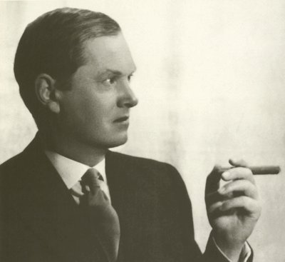 Evelyn Waugh, portret, palące cygaro (zdjęcie czarno-białe) autorstwa English Photographer