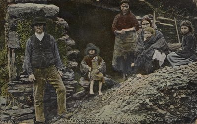 Wyeksmitowany lokator i jego rodzina, Irlandia (zdjęcie kolorowe) autorstwa English Photographer