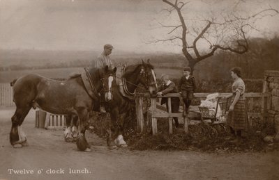 Rodzina na wsi przerywa pracę na obiad (zdjęcie czarno-białe) autorstwa English Photographer