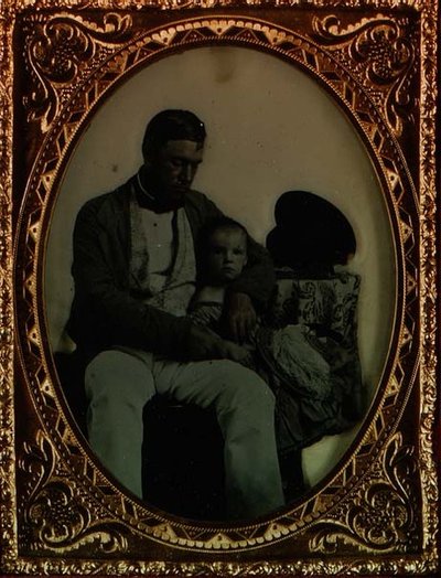 Ojciec z dzieckiem, ok. 1850 r. (ambrotypia_) autorstwa English Photographer