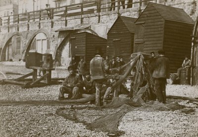Rybacy na zdjęciu z sieciami na plaży w Brighton autorstwa English Photographer