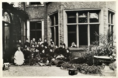 Florence Nightingale, Sir Harry i Lady Verney oraz pielęgniarki Nightingale w Claydon House, 1886 autorstwa English Photographer