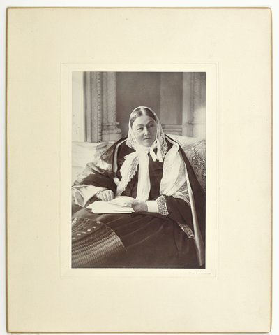 Florence Nightingale, siedząca na kanapie w Niebieskim Pokoju w Claydon House, 1891 autorstwa English Photographer