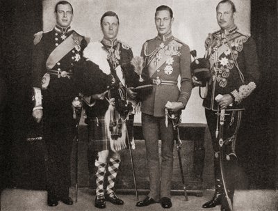 Czterech z pięciu synów króla Jerzego V, od lewej do prawej, książę Jerzy, książę Kentu, król Edward VIII, później książę Windsor, książę Albert, książę Yorku, później król Jerzy VI, książę Henryk, książę autorstwa English Photographer