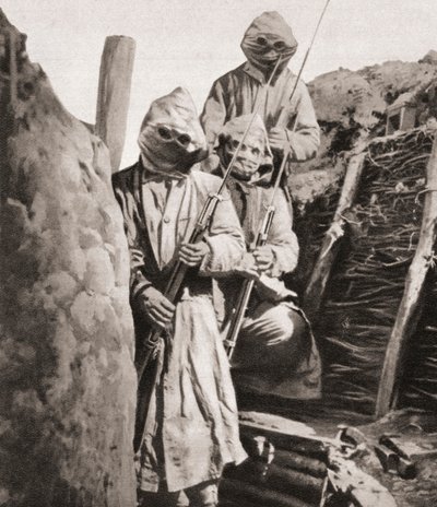 Francuscy żołnierze piechoty w czasie I wojny światowej nosili maski oddechowe chroniące ich przed niemieckim trującym gazem, z The Illustrated War News, 1915 autorstwa English Photographer