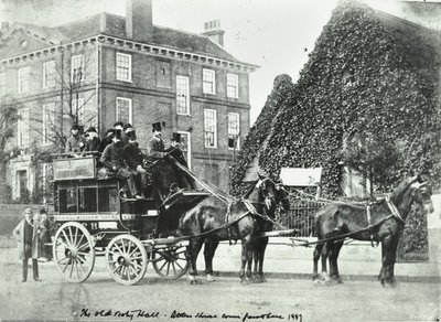 Garratt Lane: Stara Zakrystia, 1887 r. autorstwa English Photographer