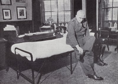 Generał Sir Edmund Ironside, szef Cesarskiego Sztabu Generalnego, w swoim biurze w Urzędzie Wojny, gdzie często spał podczas II wojny światowej, 1939-1940 autorstwa English Photographer
