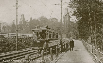 Ogólny widok kolejki elektrycznej w Alexandra Palace autorstwa English Photographer