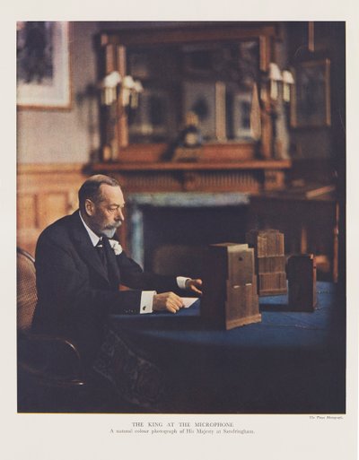 Jerzy V nadający orędzie bożonarodzeniowe do Brytyjskiej Wspólnoty Narodów i Imperium autorstwa English Photographer