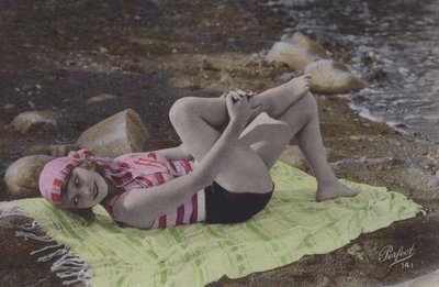 Dziewczyna leżąca na ręczniku na plaży (kolorowe zdjęcie) autorstwa English Photographer